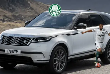 Jogador exibe um carro de luxo